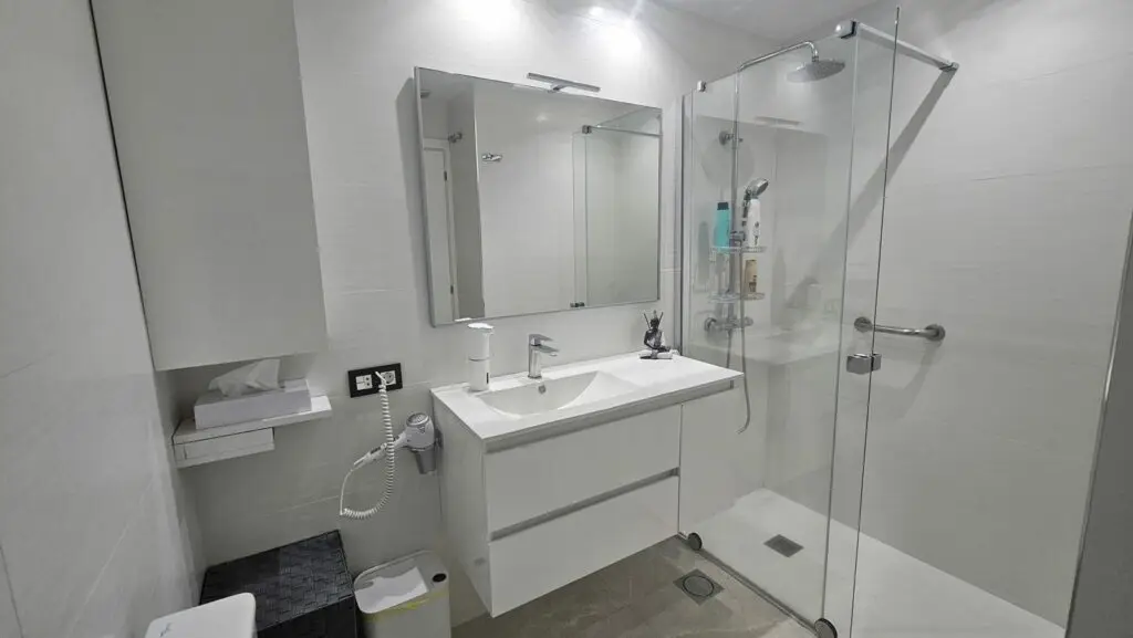 Baño moderno y reformado en Cura Marina Premium