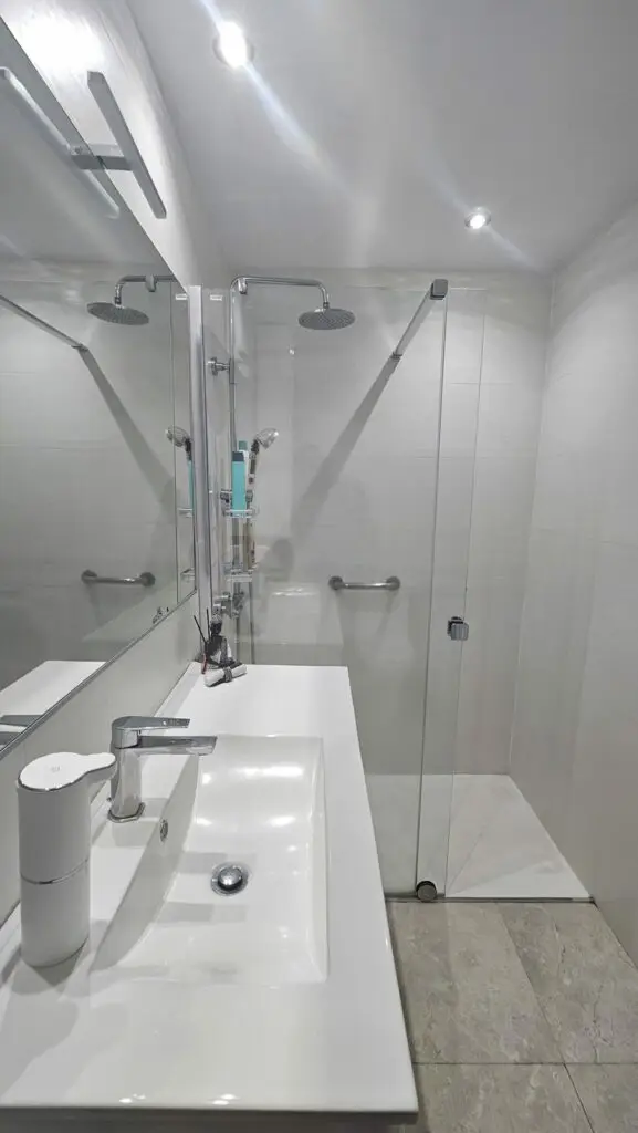 Baño moderno y reformado en Cura Marina Premium