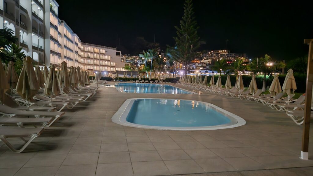 Piscina climatizada de Cura Marina Premium vista nocturna abierta todo el año