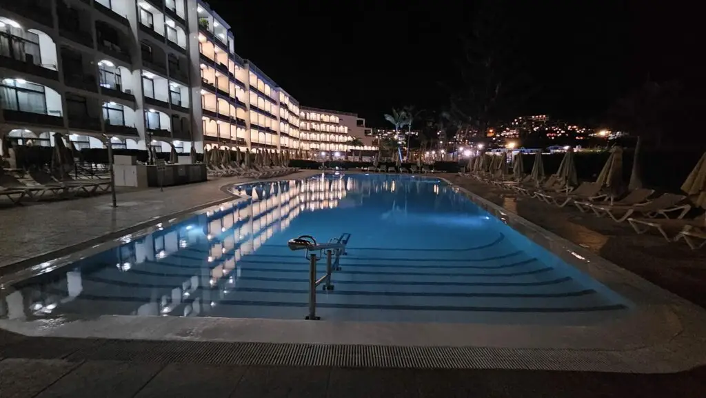 Piscina climatizada de Cura Marina Premium vista nocturna abierta todo el año