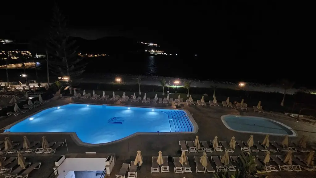 Piscina climatizada de Cura Marina Premium vista nocturna abierta todo el año