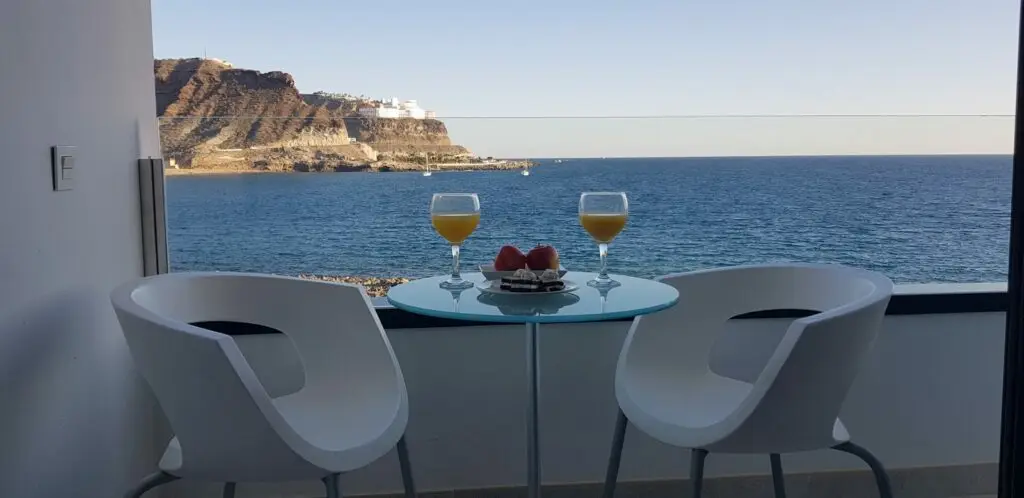 Terraza con vistas al mar en Cura Marina Premium, primera línea de playa en Playa del Cura, Gran Canaria