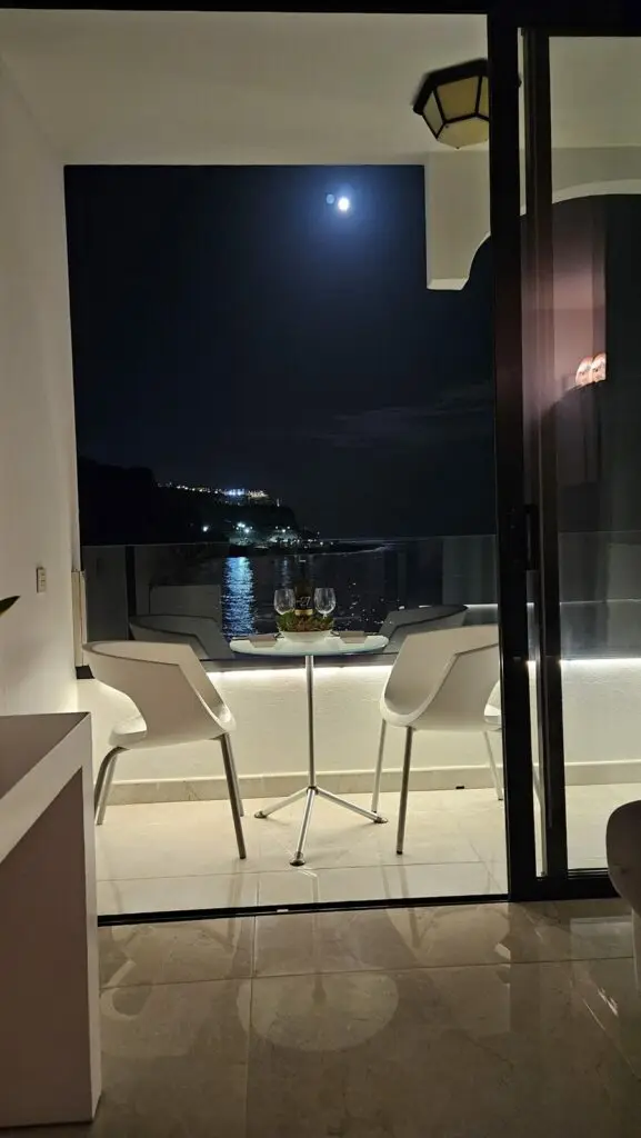 Terraza con vistas nocturnas al mar en Cura Marina Premium, primera línea de playa en Playa del Cura, Gran Canaria