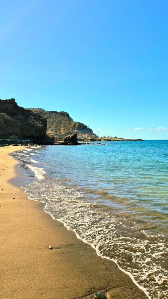 Playa del Cura situada frente a Cura Marina Premium en Gran Canaria