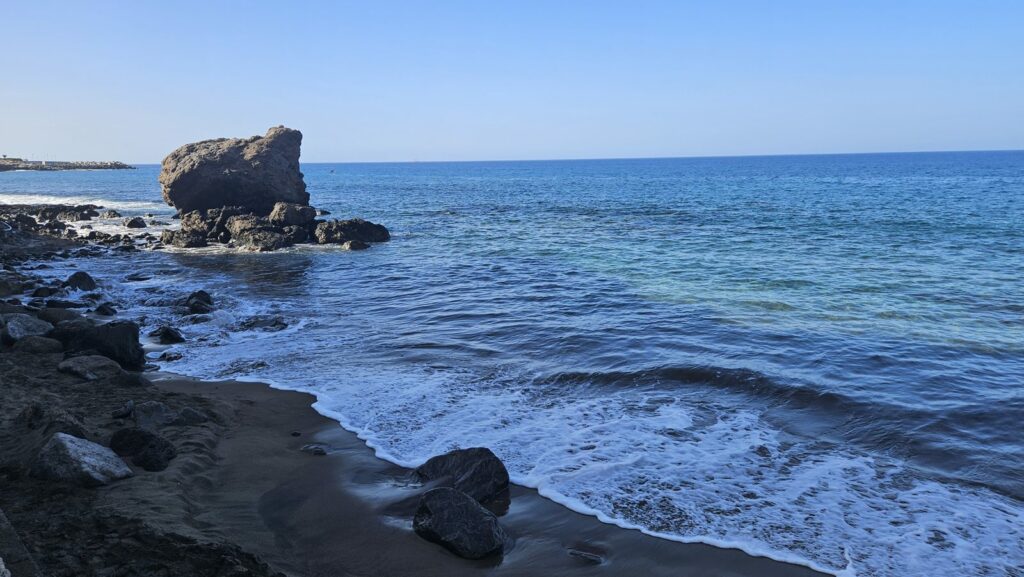 Playa del Cura situada frente a Cura Marina Premium en Gran Canaria