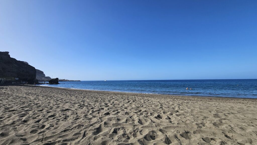 Playa del Cura situada frente a Cura Marina Premium en Gran Canaria