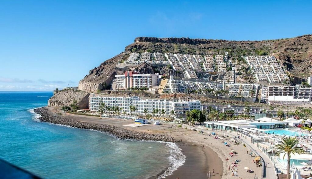 Playa del Cura situada frente a Cura Marina Premium en Gran Canaria