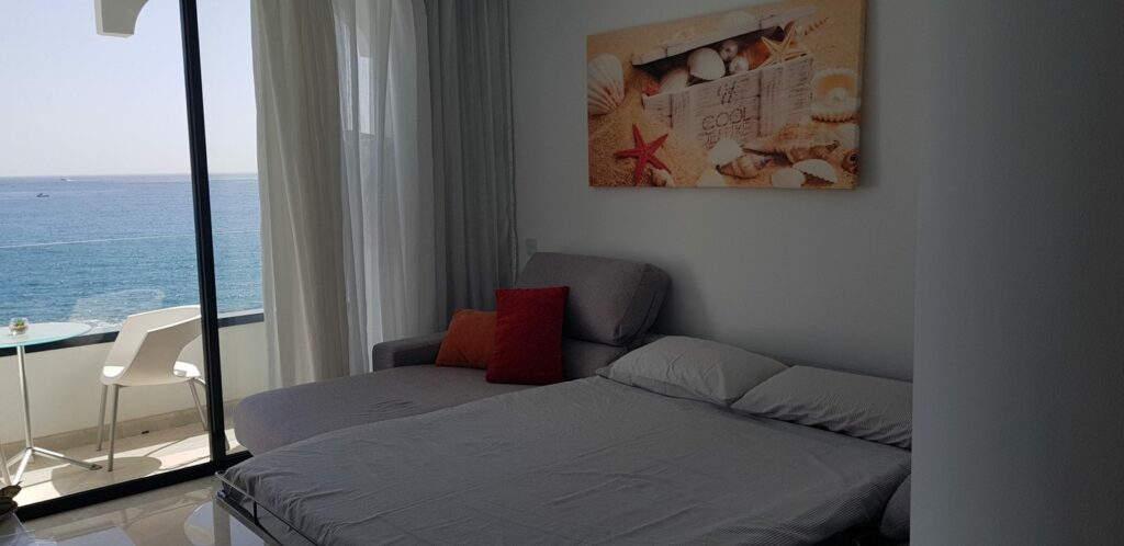 Salón moderno con Smart TV, Alexa y WiFi de alta velocidad en Cura Marina Premium