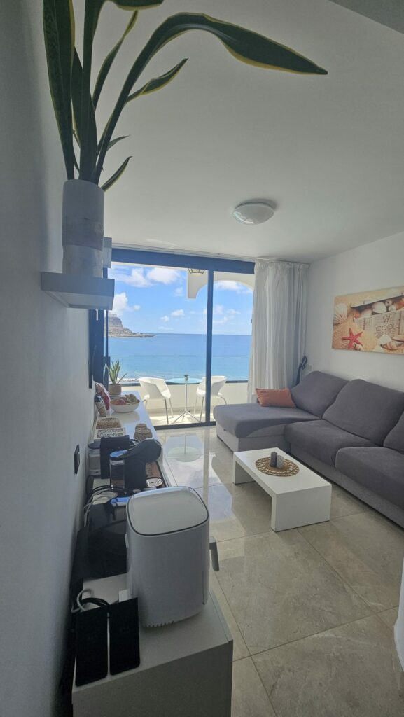 Salón moderno con Smart TV, Alexa y WiFi de alta velocidad en Cura Marina Premium