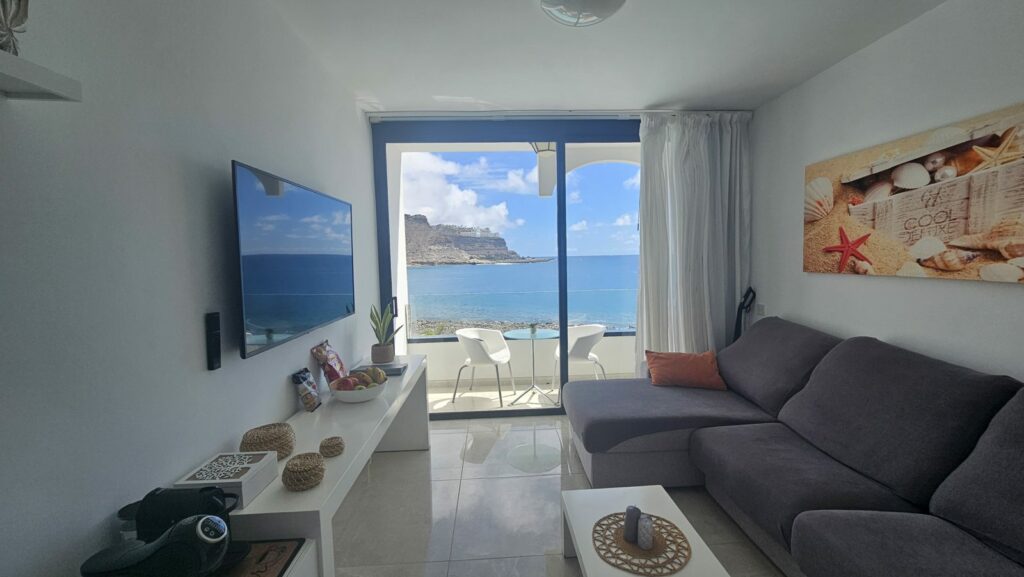 Salón moderno con Smart TV, Alexa y WiFi de alta velocidad en Cura Marina Premium