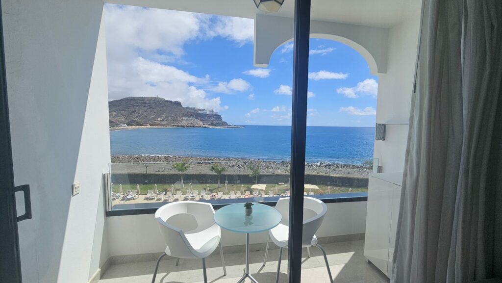 Salón moderno con Smart TV, Alexa y WiFi de alta velocidad en Cura Marina Premium