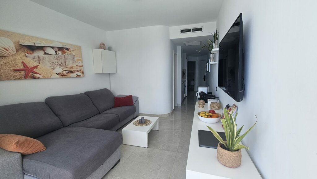 Salón moderno con Smart TV, Alexa y WiFi de alta velocidad en Cura Marina Premium
