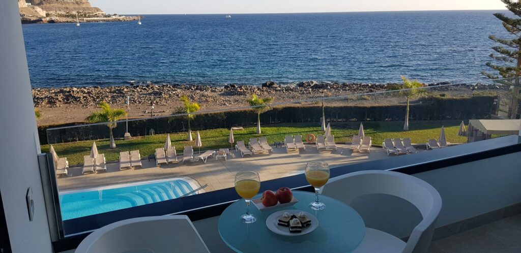 Terraza con vistas al mar en Cura Marina Premium, primera línea de playa en Playa del Cura, Gran Canaria