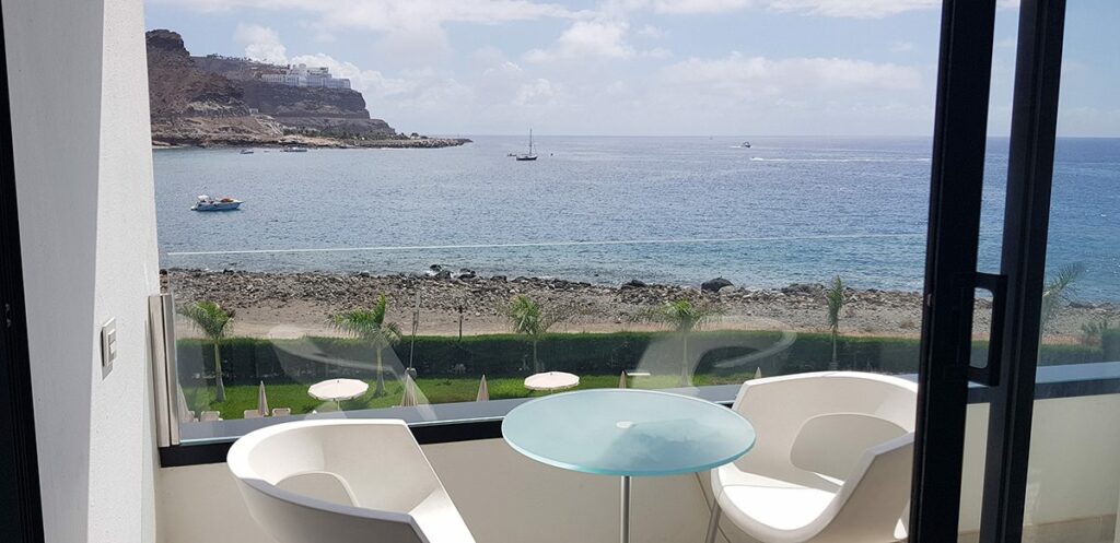 Terraza con vista nocturna al mar en Cura Marina Premium, primera línea de playa en Playa del Cura, Gran Canaria